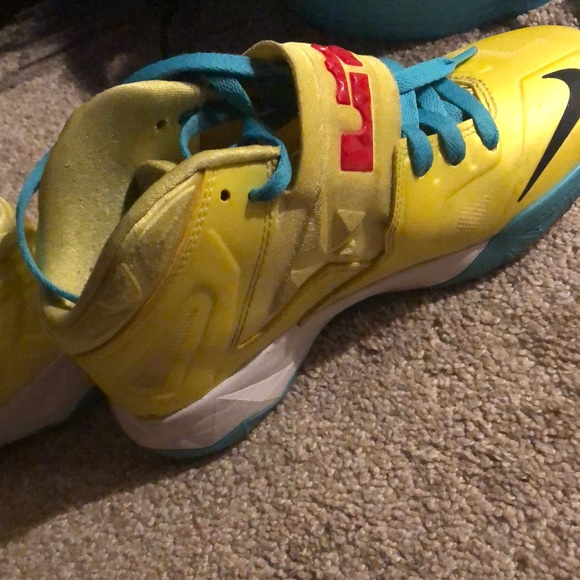 Lebron’s Size 6 - Picture 5 of 6